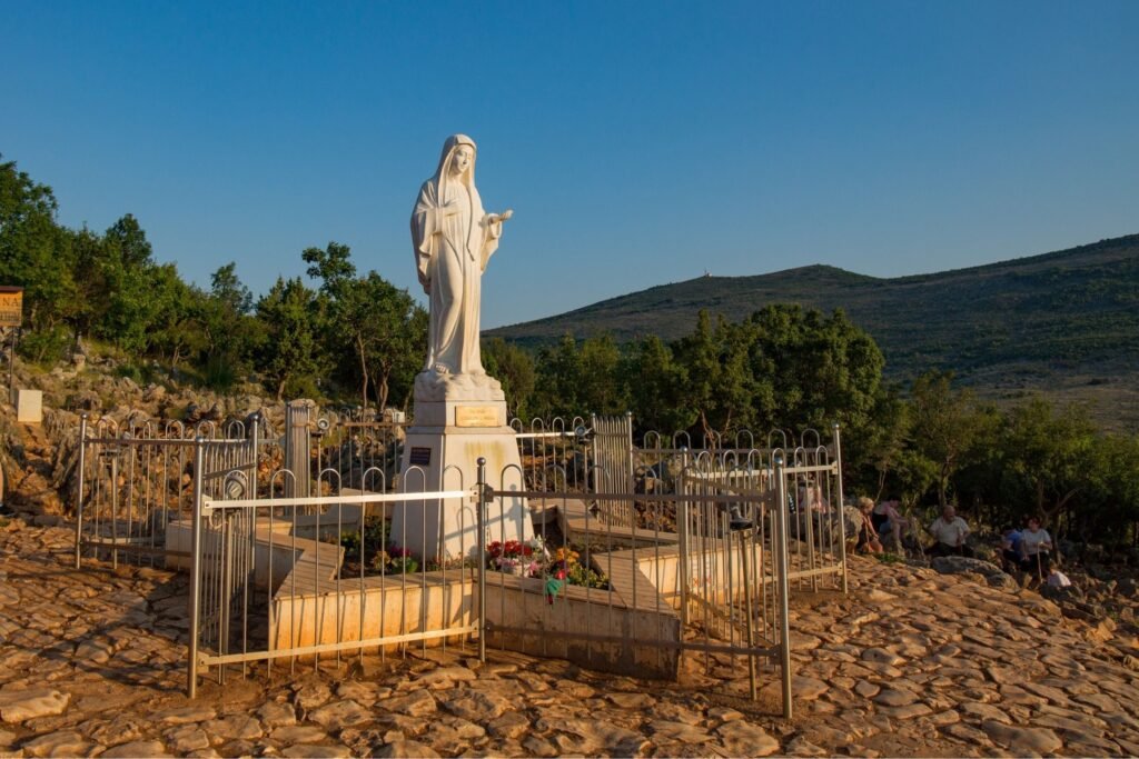 Virgen-de-Medjugorje-1024x683 Profanan las estatuas de la Virgen y queman el altar exterior